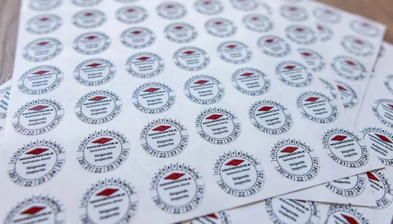 Een groot aantal ronde stickers met datumindicatie, ideaal voor controle- en veiligheidsdoeleinden.