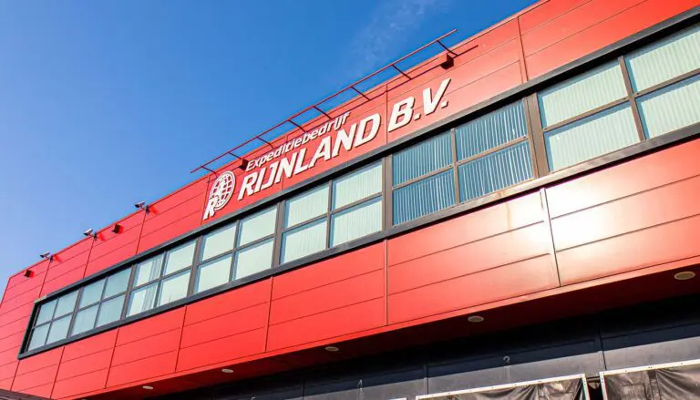 Rijnland B.V. rode gevel met witte belettering
