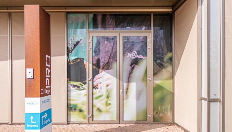 Glazen deur voorzien van full-color raamfolie op maat met een natuurlijke print, ideaal voor privacy en decoratie.