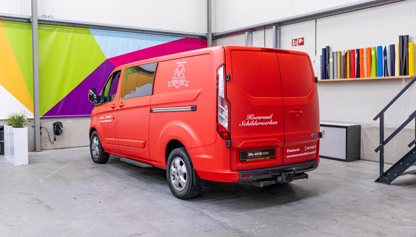 ode bestelwagen met een volledige carwrap en branding carwrap voor een opvallende reclame-uitstraling.