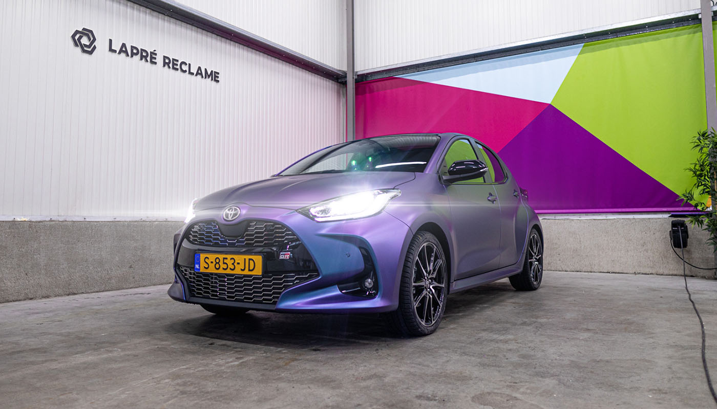 Personenauto met een stijlvolle branding carwrap in flipkleur voor een stoelen moderne look.