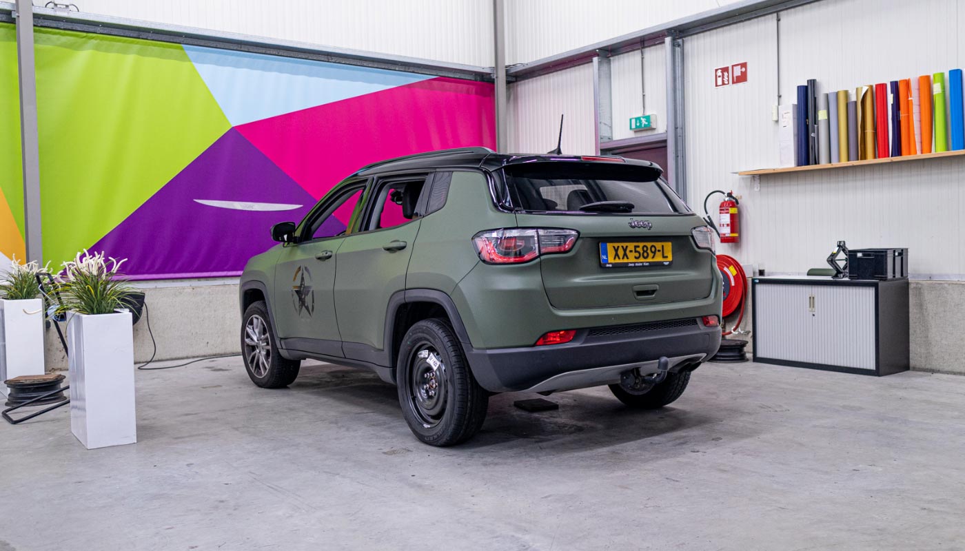 Robuuste SUV met een volledige carwrap in matgroen voor een stoere en unieke uitstraling