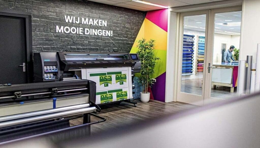 Moderne productieomgeving waar stickers en andere signmaterialen worden geprint en verwerkt.
