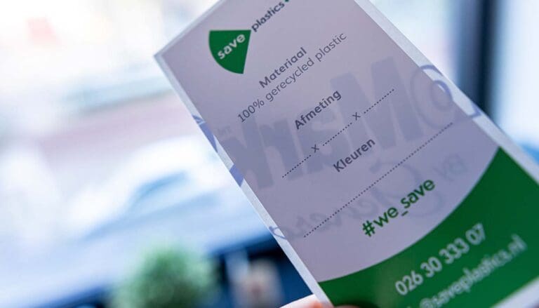 Een document met stickers, gebruikt om goedgekeurde apparatuur te identificeren en te registreren.
