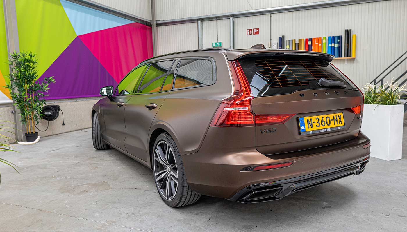Volvo stationwagen met een volledige carwrap in matbruin voor een luxe en exclusieve uitstraling.